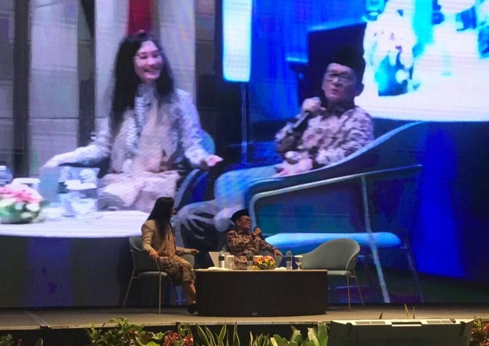 KH Zawawi Imron : Ketuhanan yang Berkeindahan Itu Mewarnai