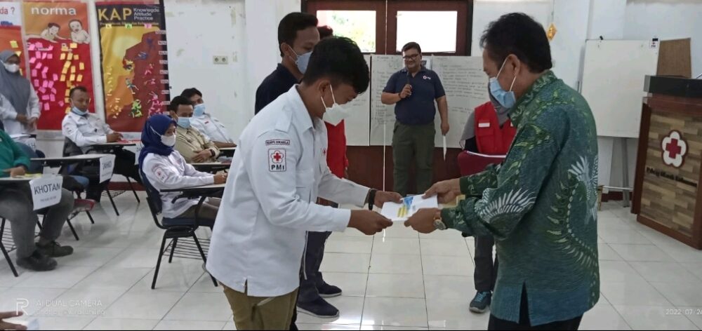 Ahmad Naufal, Zaky Humaidi dan Badrut Tamam Terbaik Pelatihan Air dan Sanitasi PMI Jatim 2022