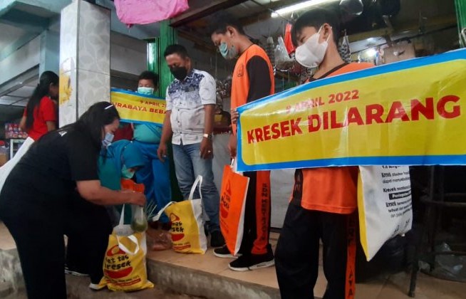 DLH Surabaya Temukan 50 Outlet Melanggar Perwali Penggunaan Kantong Plastik