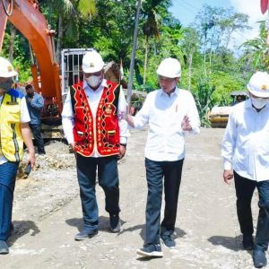 Presiden Jokowi Tinjau Proyek Peningkatan Struktur Jalan di Pulau Nias
