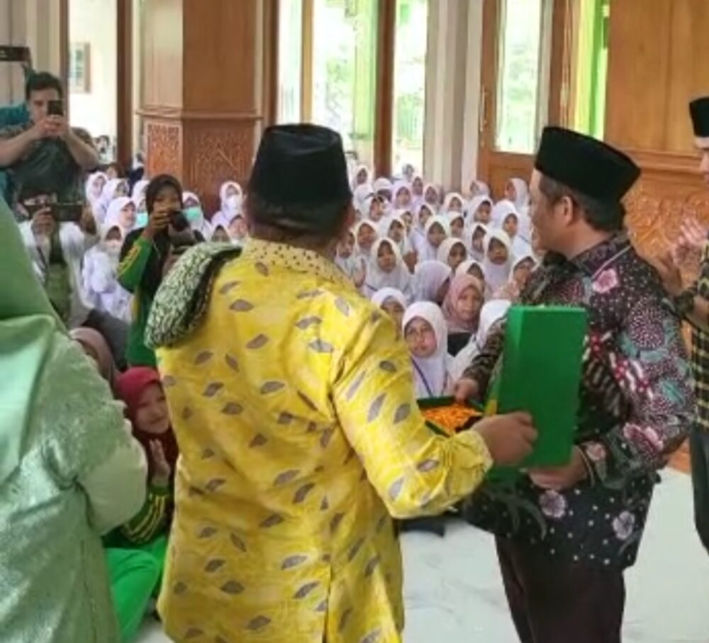 Ketua Golkar M. Sarmuji Beri Motivasi Santriwati Ponpes Al Fatimah Bojonegoro