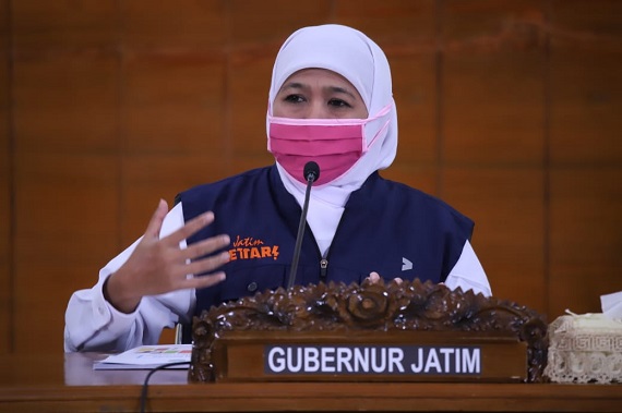 Bagikan 77 Ribu Bendera, Khofifah Imbau Masyarakat Kibarkan Merah Putih hingga 31 Agustus