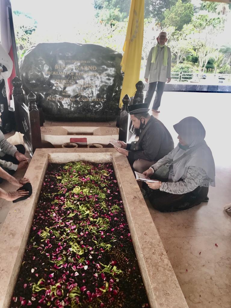 Suro, Peziarah Khusus ke Makam Bung Karno