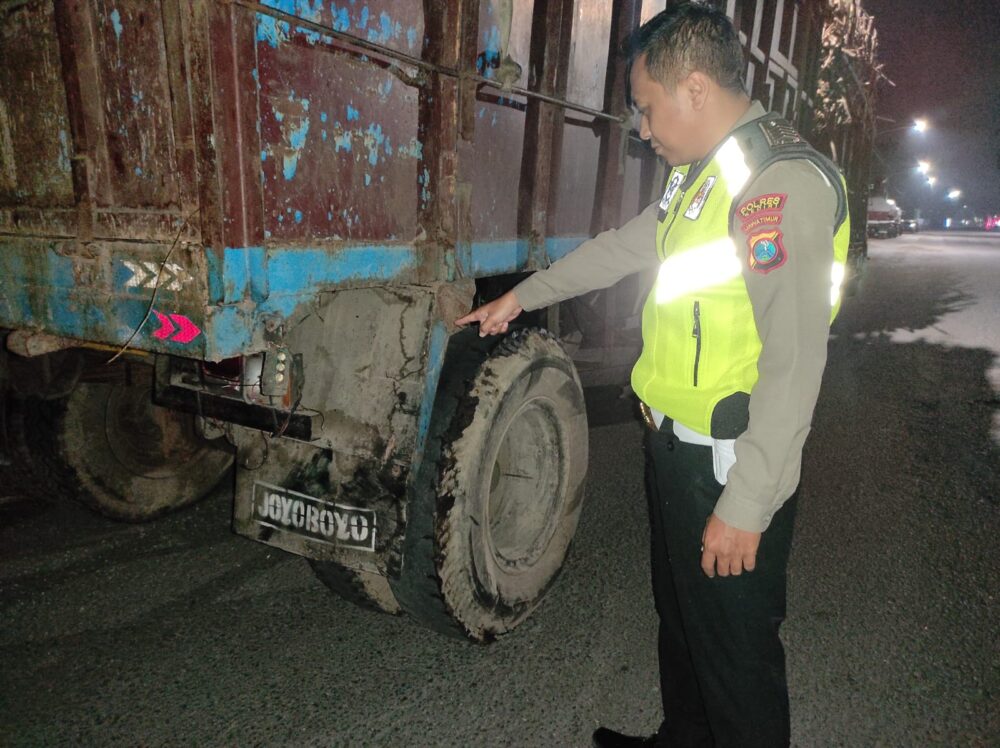 Tabrak Truk Parkir, Mahasiswa Kediri Nyungsep Lalu Meninggal 