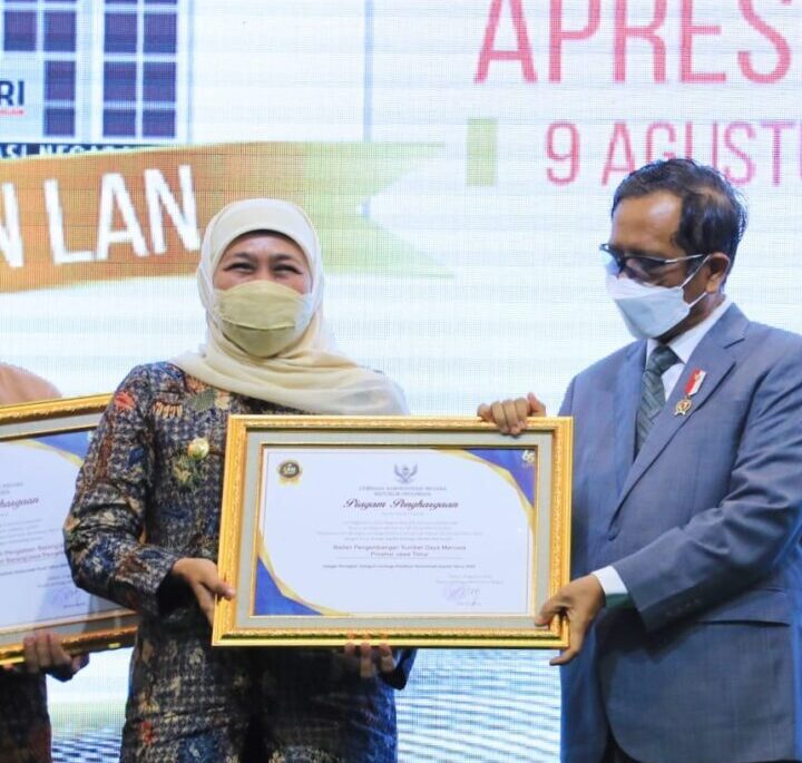 Gubernur Khofifah Terima Penghargaan Widyaiswara Utama Kehormatan dari LAN