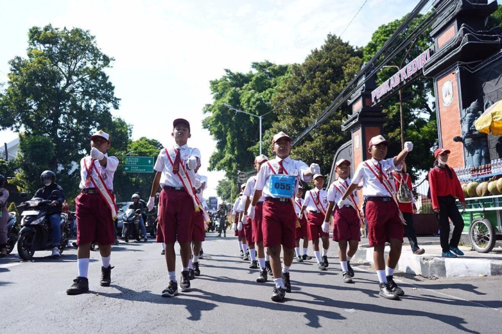 Pemkab Kediri Gelar Gerak Jalan Guna Bangkitkan Soft Skill Siswa