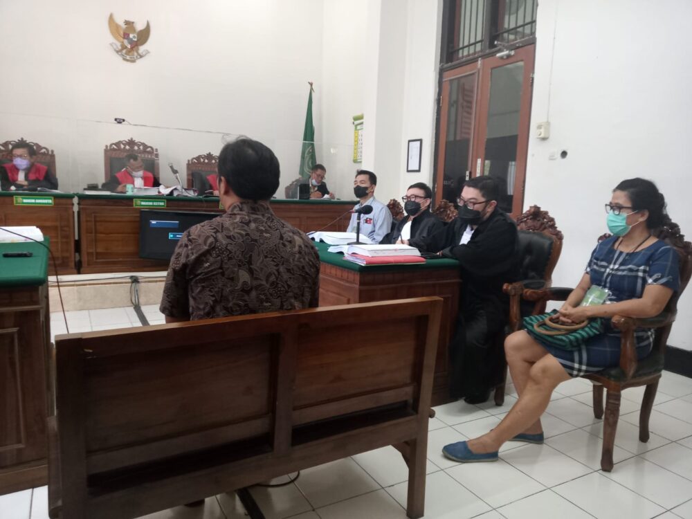 Perkara Notaris, Ronald: Surat Kuasa Bukan Akta Notariil Melainkan Surat Dibawah Tangan