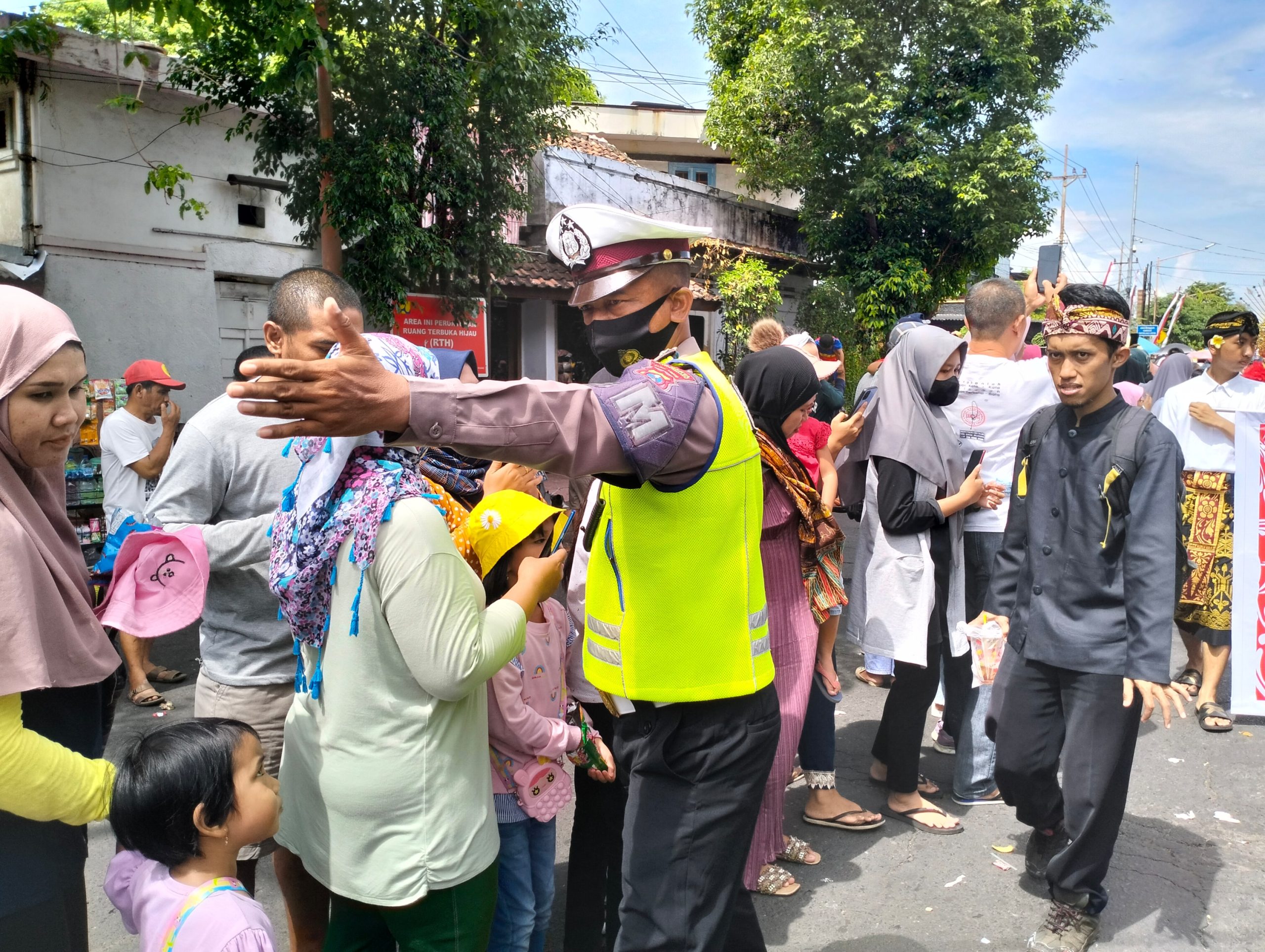 Satlantas Polresta  Banyuwangi Amankan Perayaan Karnaval