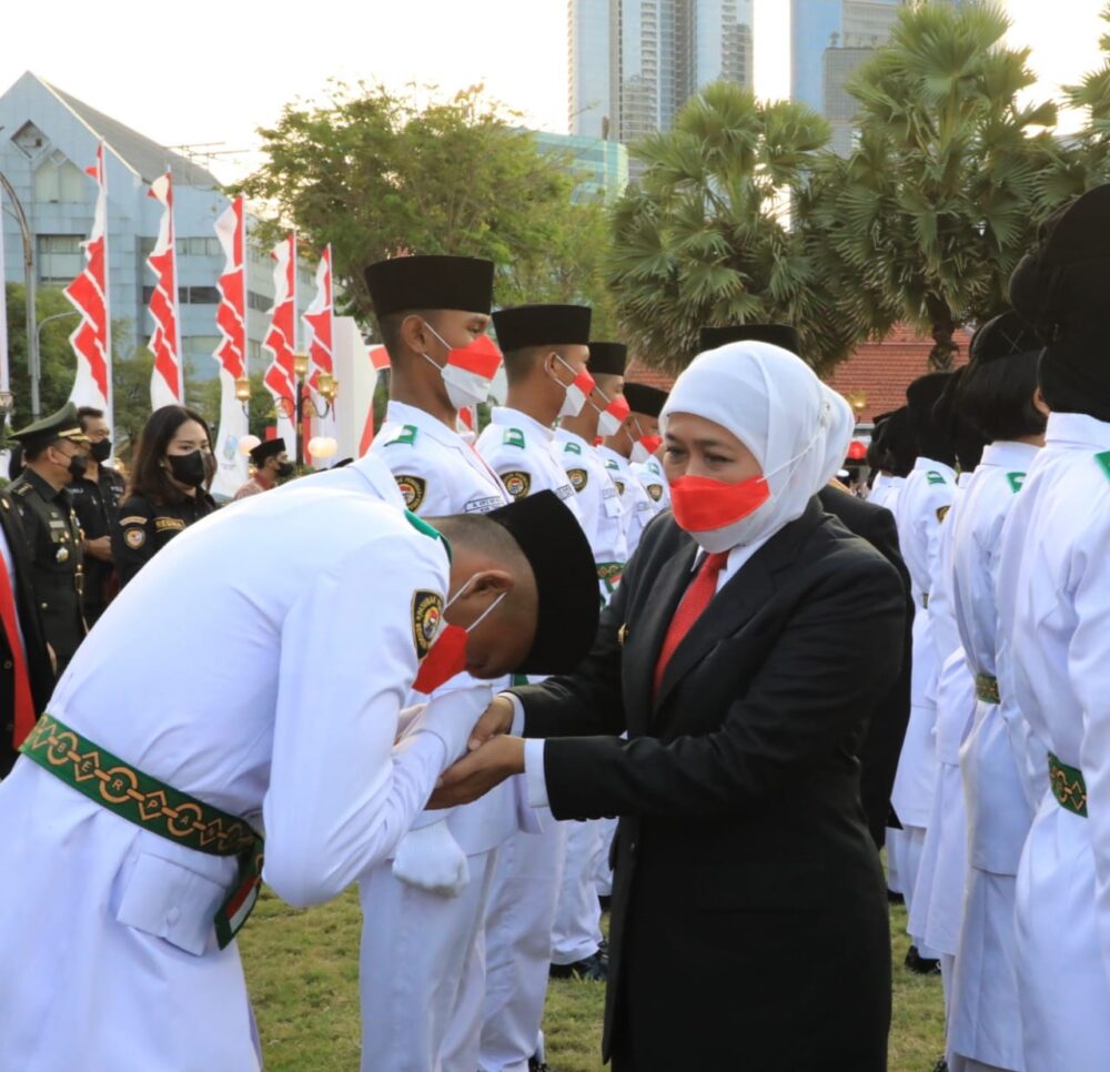 Khofifah Kukuhkan 76 Anggota Paskibraka Provinsi Jatim Tahun 2022
