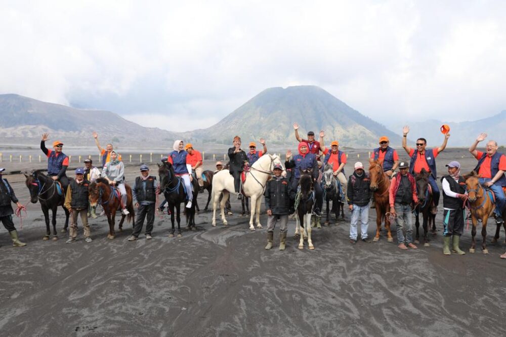 Khofifah Ajak Wisatawan Cicipi Keindahan Gunung Bromo, ‘Blue Fire’ Kawah Ijen dan Gili Iyang di Jawa Timur