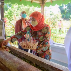Kunker Ke Sulut Untuk Misi Dagang, Gubernur Khofifah Tak Lupa Ziarah Makam Imam Bonjol dan Kiai Mojo Kunker Ke Sulut Untuk Misi Dagang, Gubernur Khofifah Tak Lupa Ziarah Makam Imam Bonjol dan Kiai Mojo