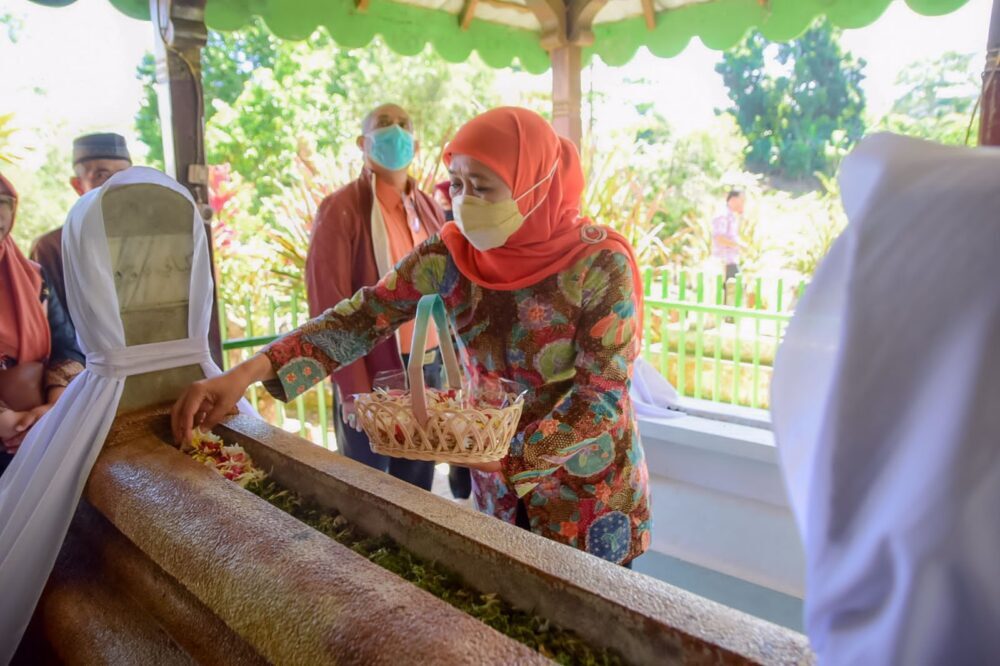 Kunker Ke Sulut Untuk Misi Dagang, Gubernur Khofifah Tak Lupa Ziarah Makam Imam Bonjol dan Kiai Mojo