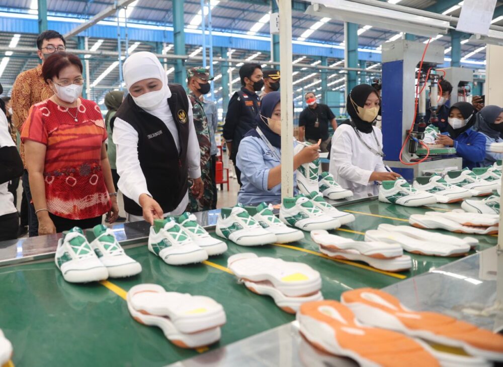 14.150 Pasang Sepatu Madiun Masuk Pasar China, Gubernur Khofifah:  Ini Kabar Baik