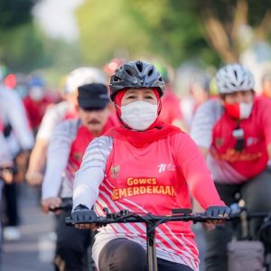 Gubernur Khofifah dan Ribuan Peserta Gowes Kemerdekaan di Madiun Gubernur Khofifah dan Ribuan Peserta Gowes Kemerdekaan di Madiun