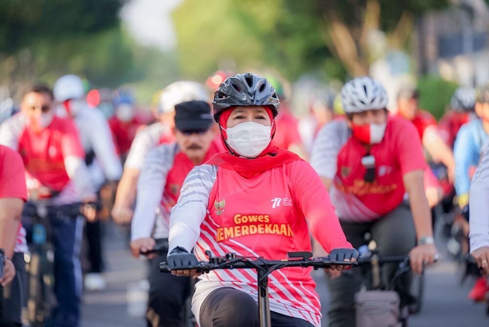 Gubernur Khofifah dan Ribuan Peserta Gowes Kemerdekaan di Madiun
