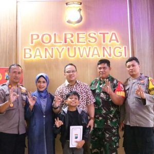 Kapolresta Banyuwangi Berikan Support Penyanyi Cilik “Farel” Viral