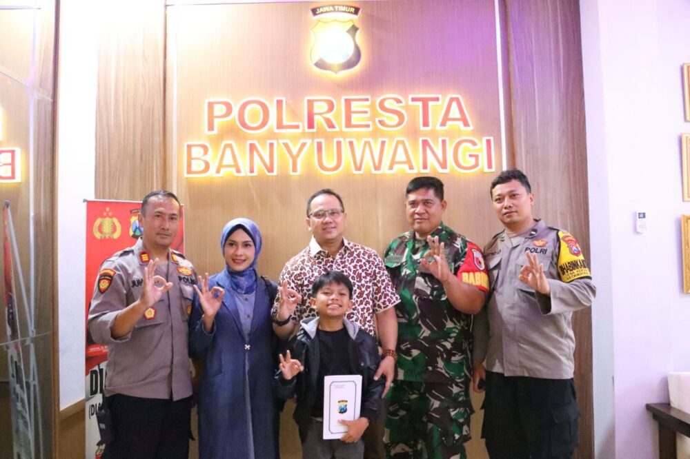 Kapolresta Banyuwangi Berikan Support Penyanyi Cilik “Farel” Viral