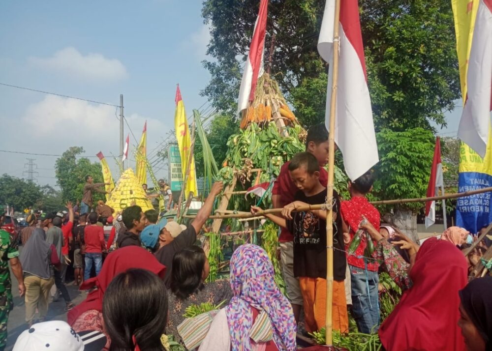 Bersih Desa, Warga Berebut Gunungan Tahu Setinggi 1,7 Meter