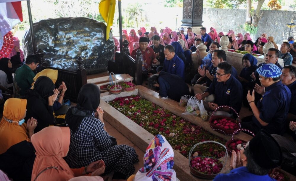 Peringati HUT Ke 77 RI, NasDem Jatim Ziarah Makam Bung Karno Di Blitar