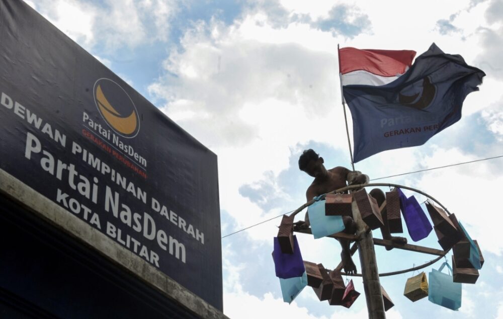 Panjat Pinang Warnai Pesta Rakyat 17 Agustus ala Partai NasDem di Jatim