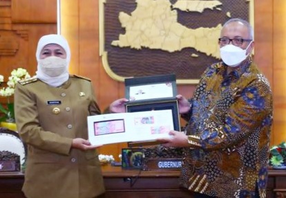 Gubernur Khofifah Terima Tanda Penghargaan Uang Kertas Baru Bernomor Seri Tahun Kelahiran