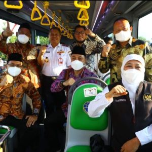 Gubernur Khofifah Nikmati Bus Trans Jatim Koridor I Gubernur Khofifah Nikmati Bus Trans Jatim Koridor I
