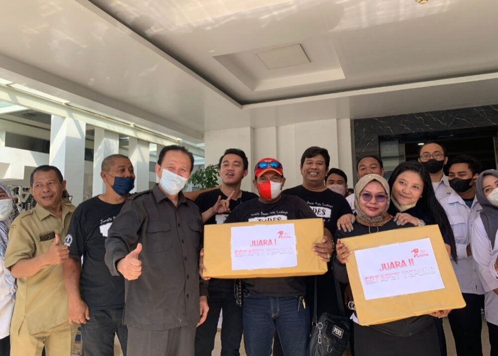 Ratusan Orang Padati Gedung DPRD Surabaya. Ada apa?