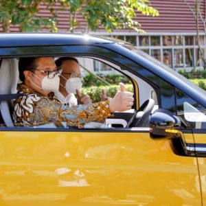 Menko Airlangga Dukung Produksi Kendaraan Bermotor Listrik Berbasis Baterai Menko Airlangga Dukung Produksi Kendaraan Bermotor Listrik Berbasis Baterai
