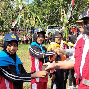Kolaborasi PMR dan Pramuka Taman 250 Aneka Bibit dan Bagi 150 Paket Sembako di Jember Kolaborasi PMR dan Pramuka Taman 250 Aneka Bibit dan Bagi 150 Paket Sembako di Jember