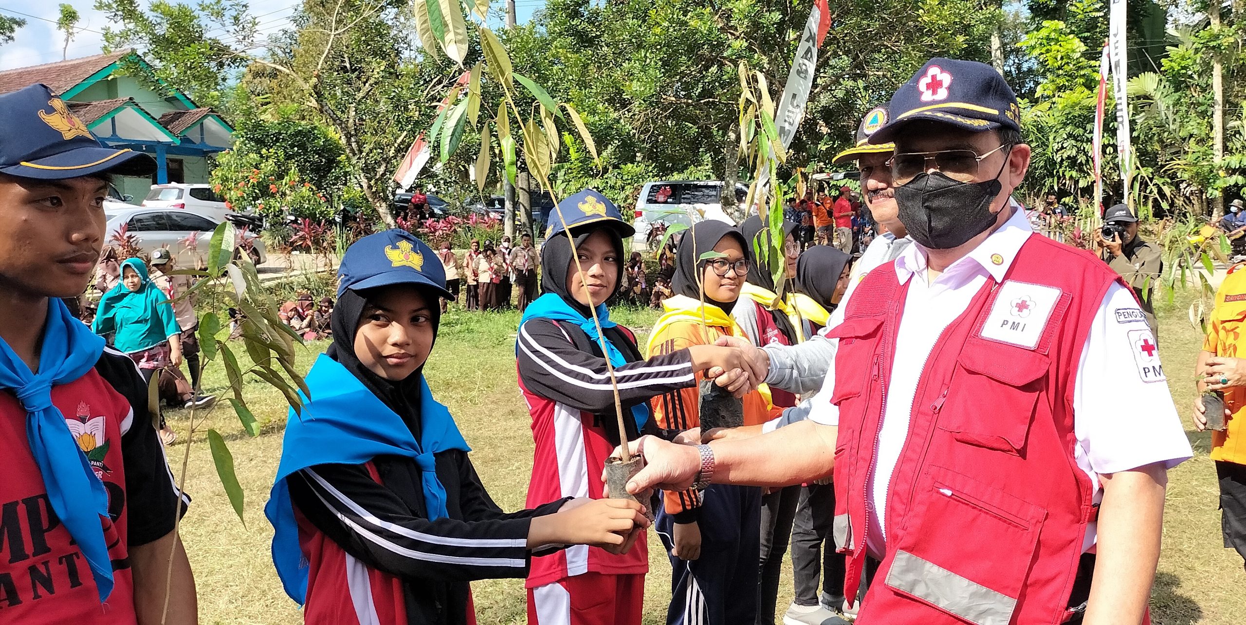 Kolaborasi PMR dan Pramuka Taman 250 Aneka Bibit dan Bagi 150 Paket Sembako di Jember