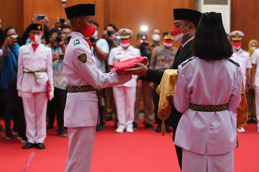 Wali Kota Eri Kukuhkan Paskibra Surabaya dengan Formasi Lengkap