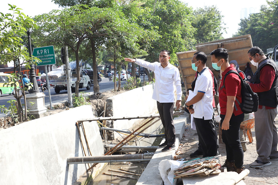 Antisipasi Banjir Surabaya di Musim Penghujan, Wali Kota Cek Pekerjaan Saluran Air