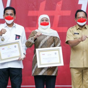Bagikan 10 Juta Bendera Merah Putih, Gubernur Khofifah Terima Penghargaan Kemendagri