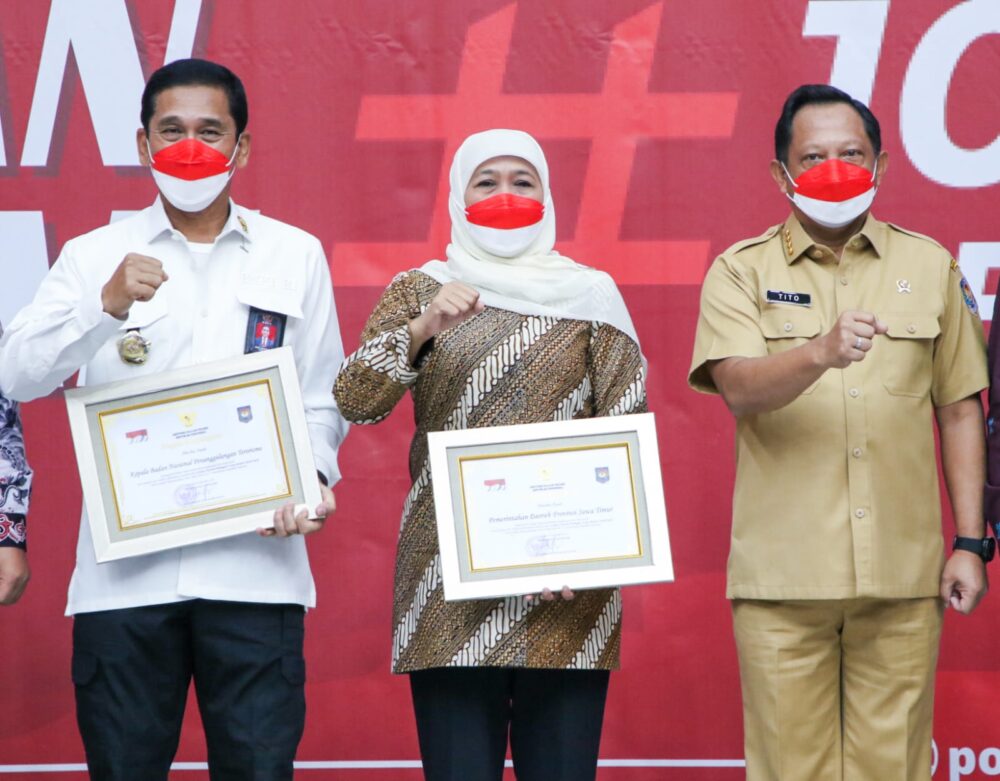 Bagikan 10 Juta Bendera Merah Putih, Gubernur Khofifah Terima Penghargaan Kemendagri
