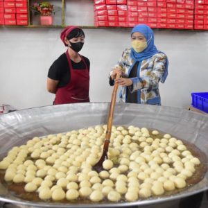 Gubernur Khofifah Cicipi Onde onde Khas Mojokerto Gubernur Khofifah Cicipi Onde onde Khas Mojokerto