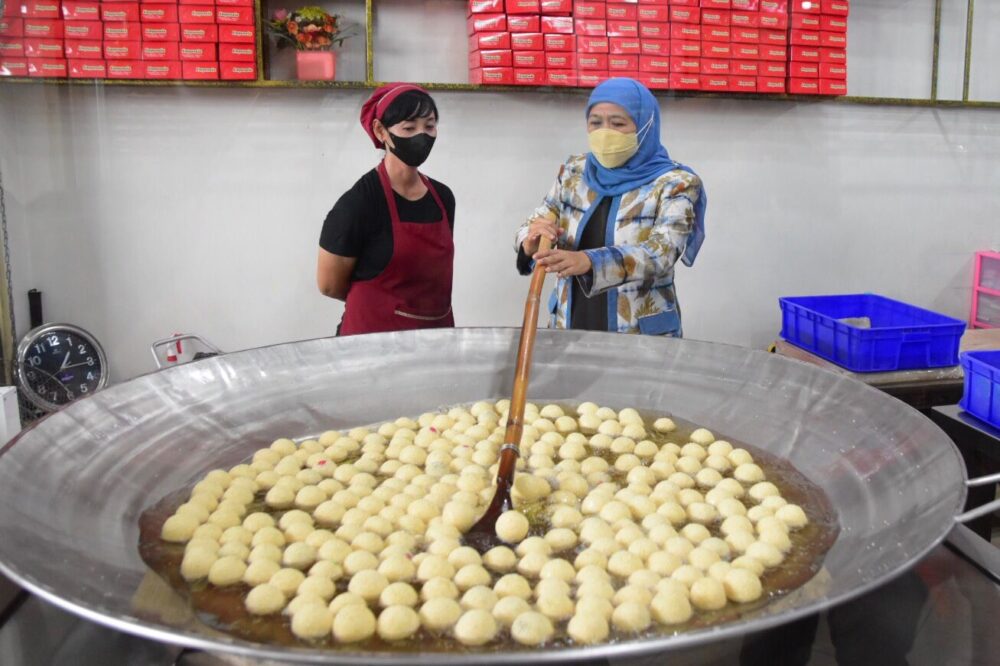 Gubernur Khofifah Cicipi Onde onde Khas Mojokerto