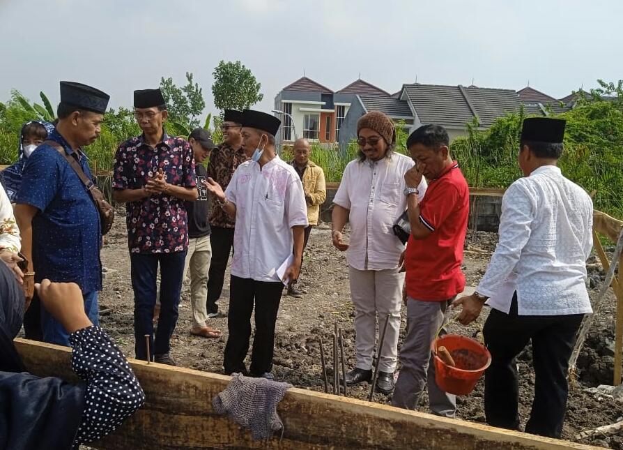 Ketua DPRD kota Surabaya Lakukan Peletakan Batu Pertama Masjid Al-Mubarok