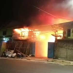 Gudang Barang Rosok di Madiun Terbakarl Gudang Barang Rosok di Madiun Terbakarl