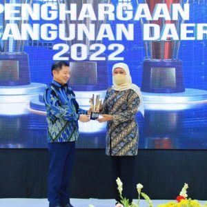 Gubernur Khofifah Terima Penghargaan Dari Bappenas