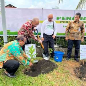 Aksi Tanam 10 Juta Pohon Muhadjir, Warga Gereja Tanam Ribuan Pohon Aksi Tanam 10 Juta Pohon Muhadjir, Warga Gereja Tanam Ribuan Pohon