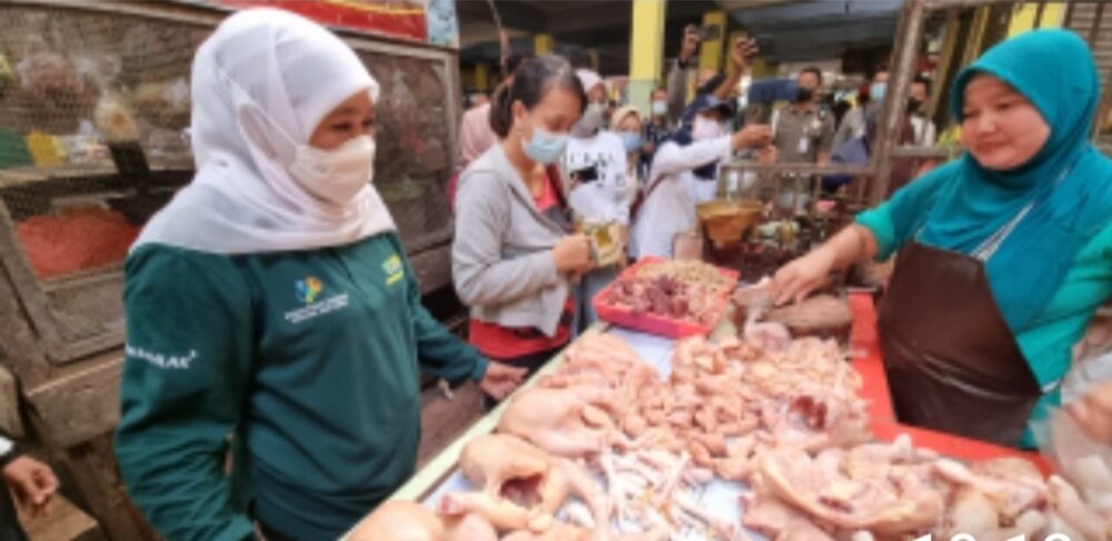 Khofifah Kunjungi Pasar Soponyono Pastikan Harga Bahan Pokok Tetap Stabil