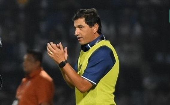 Pelatih Arema FC Eduardo Almeida Diberhentikan