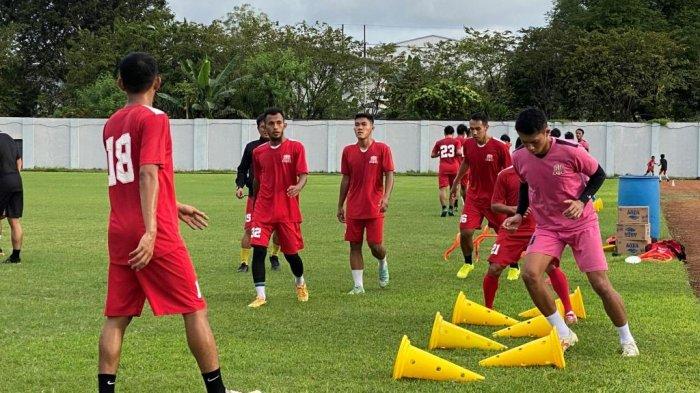 Menjamu Kalteng Putra,  Deltras Dalam Tekanan