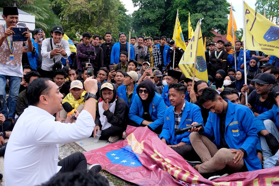 Demo BBM Kondusif, Wali Kota dan Ketua DPRD Surabaya Temui Massa Mahasiswa sambil Lesehan