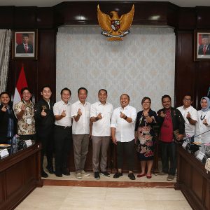 HIPMI, KADIN, dan Komunal Indonesia Bantu Modal Usaha untuk MBR Surabaya HIPMI, KADIN, dan Komunal Indonesia Bantu Modal Usaha untuk MBR Surabaya