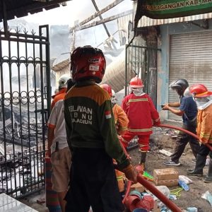 Pasar Dungus Madiun Terbakar, Puluhan Kios Hangus Pasar Dungus Madiun Terbakar, Puluhan Kios Hangus