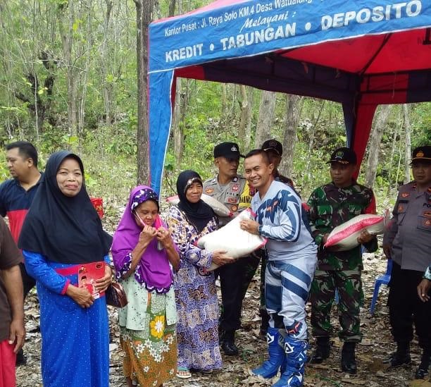 Ngetrail Bersama Dandim 0804 dan Ketua DPRD Magetan Berbagi Sembako