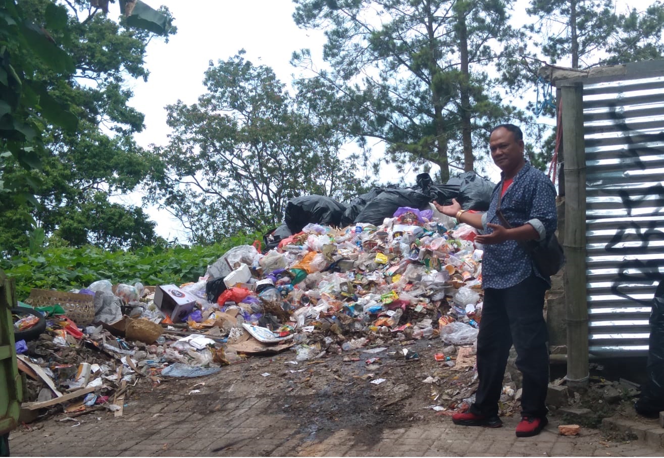 Pengunjung Wisata Telaga Sarangan Keluhkan Bau Busuk  Sampah