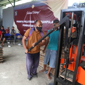 Penghasilan Padat Karya Paving di Surabaya dalam Setiap Bulan Rp6-7 Juta per Orang Penghasilan Padat Karya Paving di Surabaya dalam Setiap Bulan Rp6-7 Juta per Orang