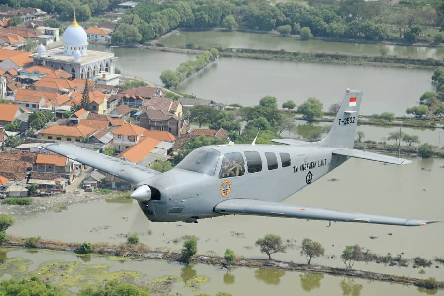 Pesawat Latih Bonanza Milik TNI AL Jatuh di Selat Madura
